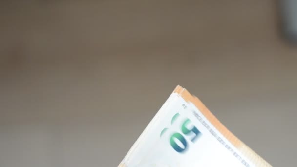 Een Man Telt Geld Eurobankbiljetten Met Een Nominale Waarde Van — Stockvideo