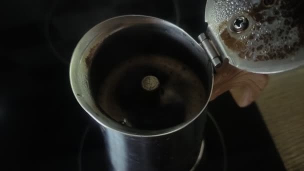 Καφές Παρασκευάζεται Μια Καφετιέρα Geyser Μια Επαγωγική Σόμπα — Αρχείο Βίντεο