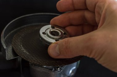 Usta kesme çarkını açı öğütücüsüne yerleştirir.