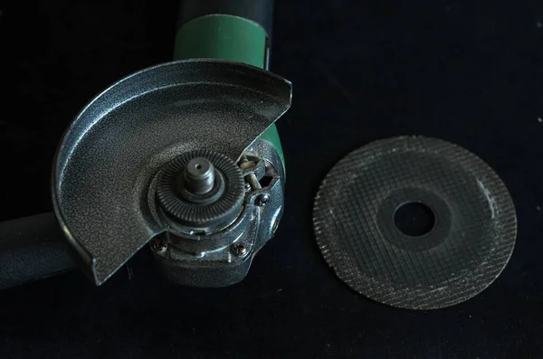 Master Installs Cutting Wheel Angle Grinder — Stockfoto