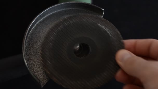 Master Installs Cutting Wheel Angle Grinder — Vídeo de Stock