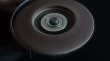 Usta kesme çarkını açı öğütücüsüne yerleştirir.