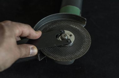 Usta kesme çarkını açı öğütücüsüne yerleştirir.