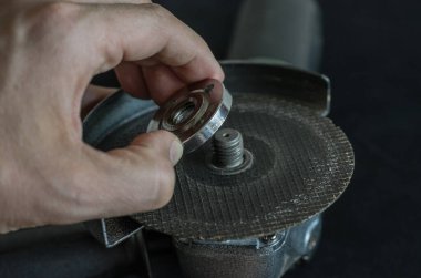 Usta kesme çarkını açı öğütücüsüne yerleştirir.