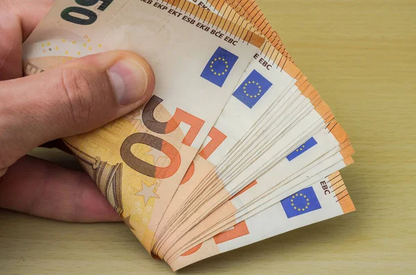 Man Räknar Pengar Eurosedlar Till Ett Nominellt Värde Euro — Stockfoto