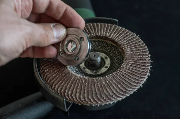 Master Installs Cutting Wheel Angle Grinder — Stock Photo, Image