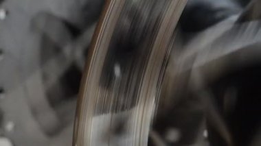 Disk fren davulu bisiklet tekerleğinde durur