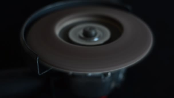 Master Installs Cutting Wheel Angle Grinder — Vídeos de Stock
