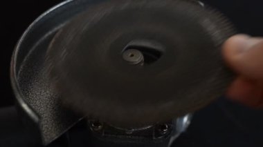 Usta kesme çarkını açı öğütücüsüne yerleştirir.