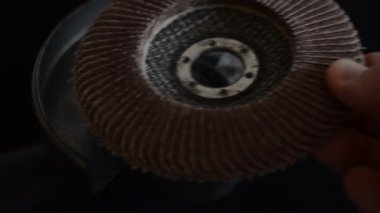 Usta kesme çarkını açı öğütücüsüne yerleştirir.