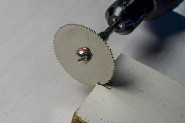 Master Cuts Wooden Plank Engraver — Stock Photo, Image