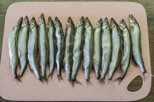 Свіжа Риба Капеліну Ріжучій Кухонній Дошці — стокове фото
