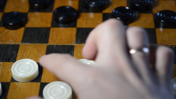 チェスボードでチェッカーをする人がいる — ストック動画