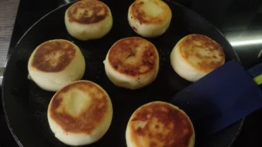 Aşçı sabah kahvaltısı hazırlar, sobanın üstünde bir tavada şerbet.