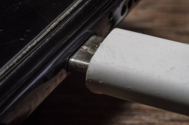 USB tip-C şarj kablosu telefona bağlanıyor, makro çekim