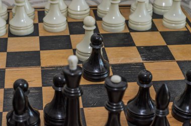 Büyük usta satranç tahtasında satranç oynuyor