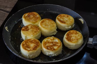 Aşçı sabah kahvaltısı hazırlar, sobanın üstünde bir tavada şerbet.