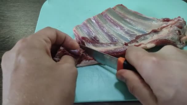 Hentes Bárányhúst Vág Késsel Vágódeszkán — Stock videók