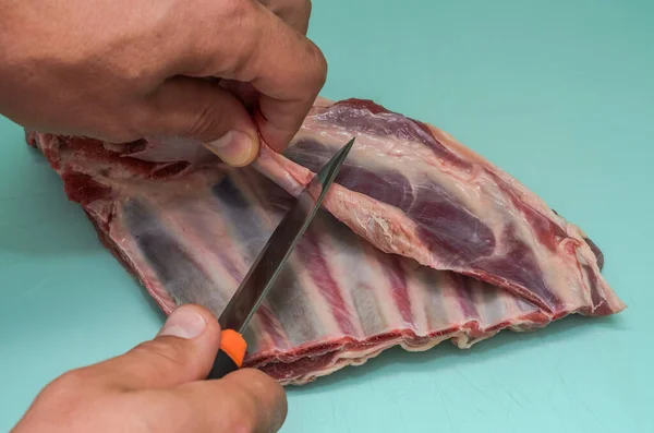 Slaktare Skär Lamm Brisket Med Kniv Skärbräda — Stockfoto