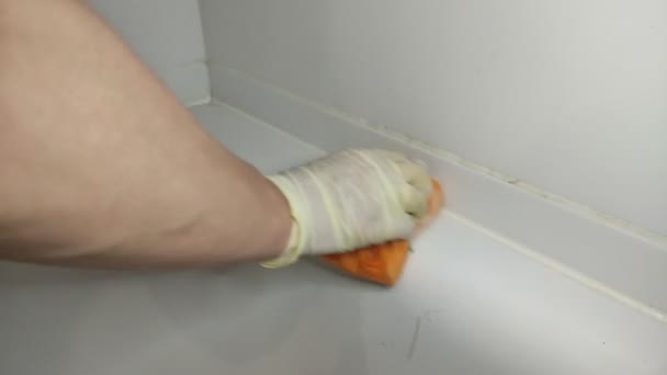 管家的手在浴室里用家用化学药品擦洗浴缸 — 图库视频影像