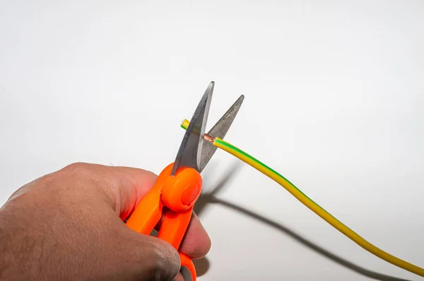 Master Electrician Removes Insulation Electrical Wiring — Fotografia de Stock
