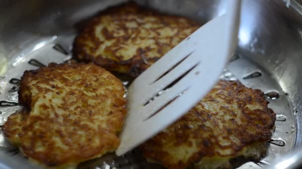 Cuoca Frigge Frittelle Zucchine Una Padella — Video Stock