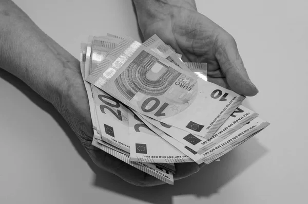 Les Mains Femme Âgée Tenant Argent Des Billets Euros Isolées — Photo