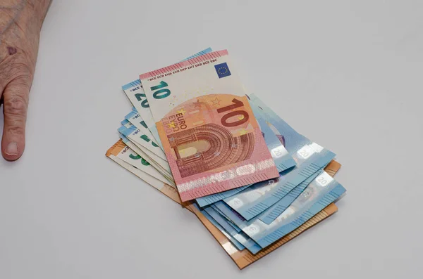 Mãos Idosa Segurando Dinheiro Notas Euro Isolado Fundo Branco — Fotografia de Stock