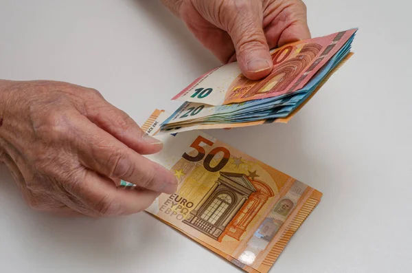 Mãos Idosa Segurando Dinheiro Notas Euro Isolado Fundo Branco — Fotografia de Stock
