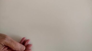 Adam, beyaz arka planda izole edilmiş yaşlı bir kadının ellerine avro banknotları veriyor