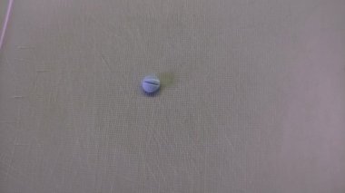 Hasta tedaviye başlamadan önce hapı bıçakla parçalara ayırıyor.
