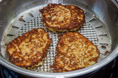 Aşçı tavada kabaklı gözleme kızartıyor.