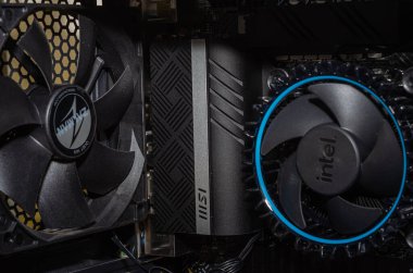 LVIV, UKRAINE - HAZİRAN 2022: Intel Core i5 soğutuculu işlemci Zalman hayranı Kingston Fury RAM ile MSI anakartında