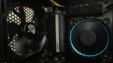 LVIV, UKRAINE - HAZİRAN 2022: Intel Core i5 soğutuculu işlemci Zalman hayranı Kingston Fury RAM ile MSI anakartında