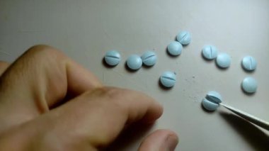 Hasta tedaviye başlamadan önce hapı bıçakla parçalara ayırıyor.