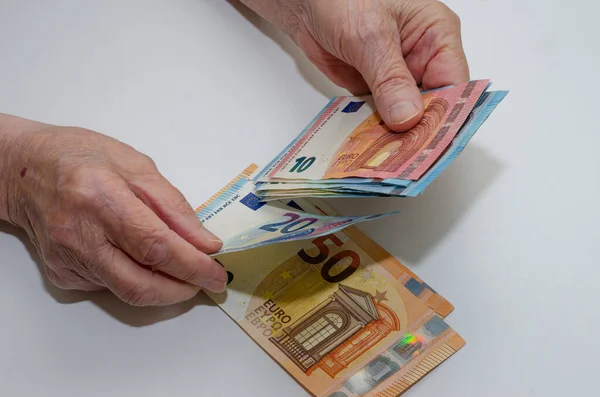 Mãos Idosa Segurando Dinheiro Notas Euro Isolado Fundo Branco — Fotografia de Stock