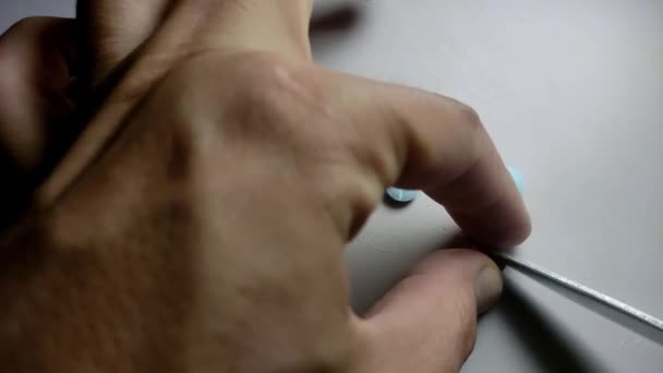 Пацієнт Розділяє Таблетку Частини Допомогою Ножа Перш Ніж Приймати Його — стокове відео