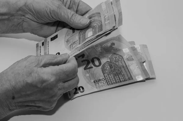 Ältere Frau Hält Geldscheine Isoliert Auf Weißem Hintergrund Der Hand — Stockfoto