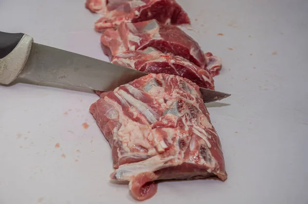 Butcher Cuts Lamb Fillet Knife Cutting Board — Stockfoto