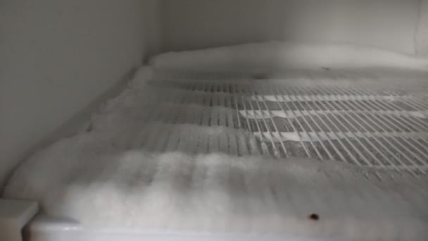 Eis Gefroren Auf Den Schläuchen Der Kühltruhe — Stockvideo