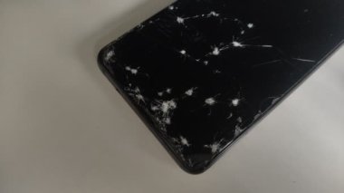 Siyah akıllı telefonda kırık ekran