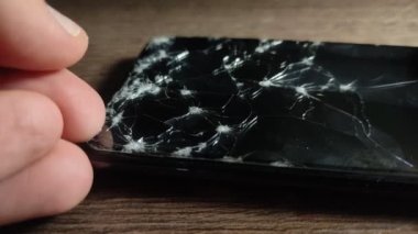 Servis merkezindeki usta akıllı telefondaki kırık camları değiştiriyor.