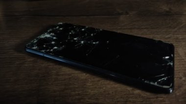 Servis merkezindeki usta akıllı telefondaki kırık camları değiştiriyor.