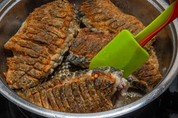 Повар Жарит Свежую Распятую Рыбу Сковородке — стоковое фото