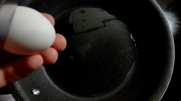 Повар Жарит Яйца Сковородке — стоковое видео