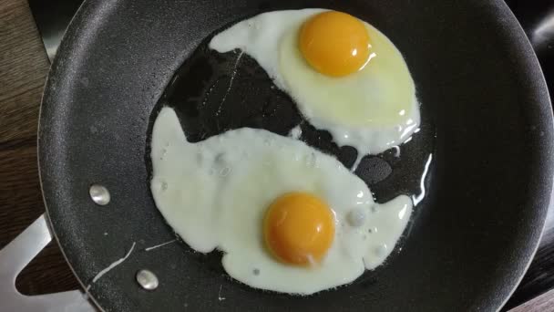 Cocinero Está Friendo Huevos Una Sartén — Vídeo de stock