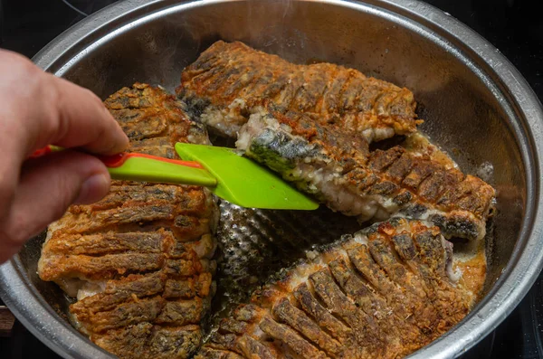 Cozinheiro Frita Peixe Crucian Fresco Uma Panela Ato Fritar — Fotografia de Stock