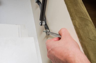 Ana mobilya derleyicisi, bir ingiliz anahtarı ile vidalama ile mobilya montajı