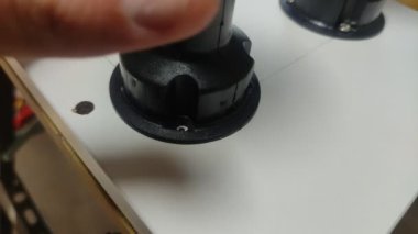 Mobilya ustası bir mobilya bacağını beceriyor, mobilya montajı yaparken elektrikli tornavidayla vida vidalıyor.