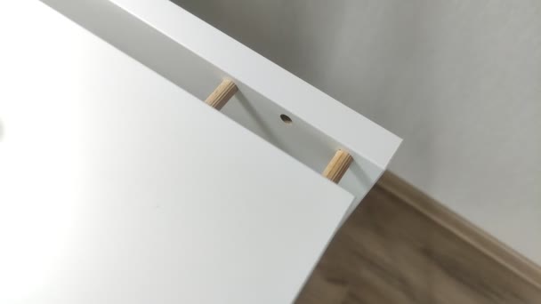 Ensamblador Muebles Conecta Piezas Tableros Muebles Con Tacos Madera — Vídeos de Stock